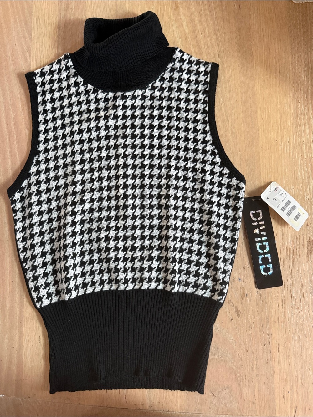 Divided Black & White Houndstooth Sleeveless Turtleneck Tank. Size Medium